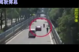 电动车女挡道 女司机狂按喇叭没反应 被彻底激怒 接下来太惨图片