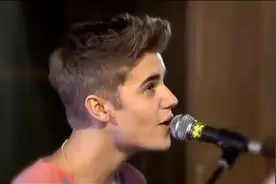 实拍：贾斯汀比伯在青少年选择奖上面不插电演唱，颜值巅峰！图片