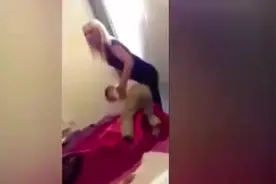 小宝贝翻出妈妈的成人玩具，把一旁拍摄的爸爸笑坏了！视频封面