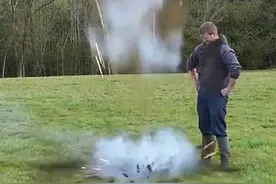 外国小哥用炮仗炸牛屎，结果被崩一身，泪流满面！图片