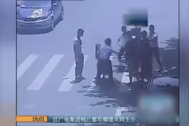 糊涂爸爸抱起女儿冲向马路，只因和前妻矛盾要轻生图片