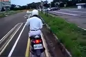 摩托车驾照考试，直线7秒，神人骑99秒。我都快替他急疯了视频封面