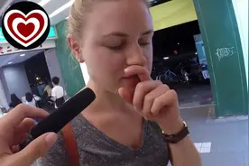 外国人尝试臭豆腐图片