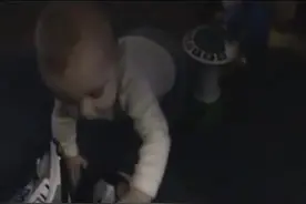 小宝宝地上玩耍，爸爸突然放屁，宝宝的反应让爸妈笑疯了！图片