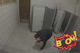 厕所恶作剧又出新招，把炸弹扔厕所路人会是怎样的反应！