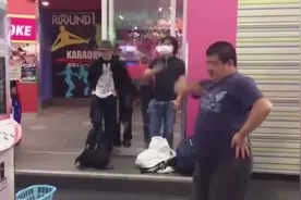 啤酒肚大叔玩跳舞机，这舞步萌的也是没谁了图片