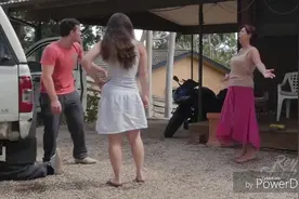 哥哥和妹妹合伙恶搞妈妈，把妈妈吓得不轻，兄妹俩也真敢玩啊！图片