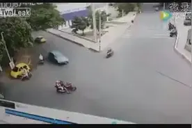 姑娘骑车遭遇车祸瞬间，男友一路飞奔将其抱住！图片