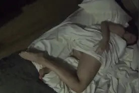 恶作剧：假装床下有人，吓坏熟睡女友图片