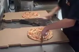 国外小哥超快手速切披萨，还没看清怎么回事，披萨已经切完了！图片