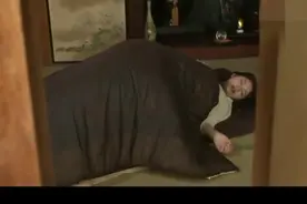 回家发现老婆在睡觉，但被窝里好像还有一个人，男子当场崩溃图片