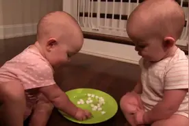 双胞胎宝宝分享棉花糖，哥哥弟弟傻傻分不清楚！太可爱了！图片