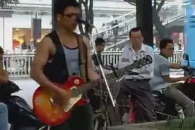 南宁街头真实力超感人弹唱《我曾用心爱着你》图片