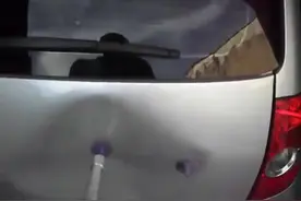 国外老大爷的车被撞变形，大爷自己动手修车，整完完全看不出来图片