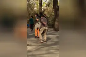 广场舞 妖娆界又杀出一位大叔！肢体犹如仙女下凡~图片