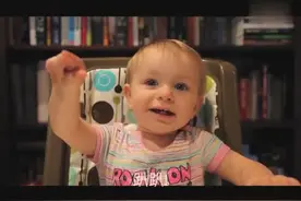 不管爸爸怎么引诱，小女孩还是坚持说最爱妈妈！太可爱了！图片