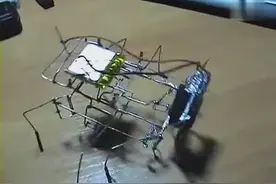 牛人用几块钱的铁丝制成的迷你机器人，活灵活现的！图片