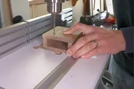 看大神给媳妇做的首饰盒，没用螺丝还有暗格，这手艺太牛了图片