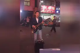 街拍“胡子哥”流浪生活，热爱音乐的朋友，可以点进来听听图片