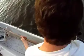 小哥用长线拴食钓螃蟹，然后开着船收线捞螃蟹，看的好紧张！图片