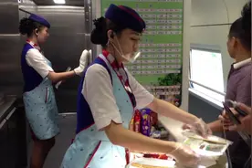 实拍：高铁美女动姐车上服务的一个细节视频封面