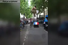 弹跳杆达人失误直接被弹跳杆击中头部打晕！图片
