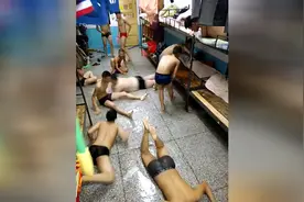 超级搞笑的宿舍游泳图片