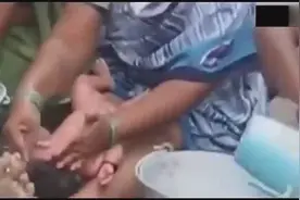印度妇女们是这样洗澡的，孩子都被搓红了，看了之后很震撼图片