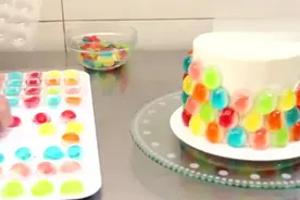 吃货应当掌握的技能，教你制作彩虹般的橡皮糖生日蛋糕！图片