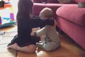 姐姐与弟弟秀恩爱抱抱，妈妈偷偷用摄像机记录下这温馨的一幕图片