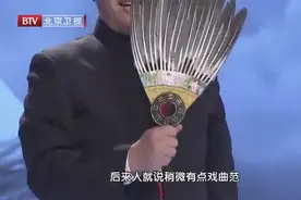 唐国强摇扇子的样子，把观众笑翻了！图片