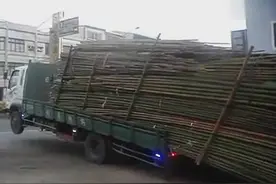 实拍开挂司机快速卸货 一人搞定图片