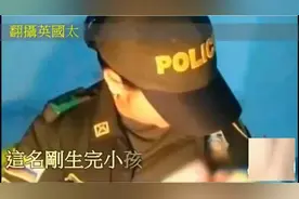 森林中发现奄奄一息的弃婴，女警抱起后马上掀衣哺乳图片