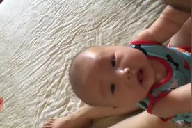 四个月宝宝的竖头练习——拉坐，锻炼宝宝的颈部力量！图片