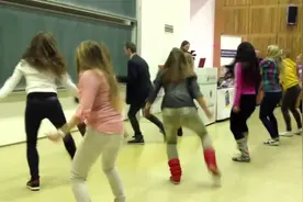 课堂上音乐突然响起，老师先是懵然后被“请走”，原来是舞蹈快闪图片