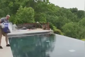 神奇一幕！男子将27斤干冰倒入游泳池图片