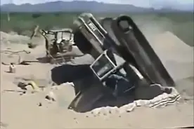 挖掘机的搞怪事情真的很多很多，简直就是一台逗比机械啊图片