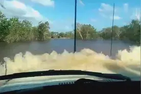 牛人开越野车“潜水”过河，有钱就是任性！图片