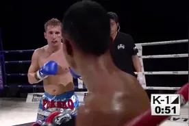 中国军人对打美国名将  周志鹏拳风犀利获胜后身披国旗庆祝图片