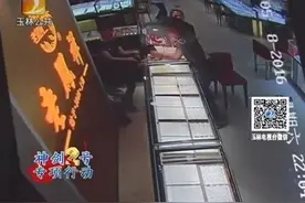 男子假装买金链抓着就跑 没出店门就被抓图片