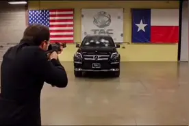 AK47射击奔驰GL，防弹玻璃质量如此高，你敢坐里面吗？视频封面