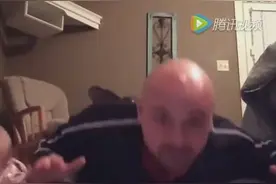 老爸教儿子做俯卧撑，这场面太有爱了，小萌娃你做的是俯卧撑？图片