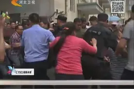 河南：犯罪嫌疑人指认现场惹围观群众暴打！图片
