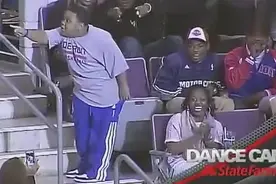 在现场看球的那个小胖孩，你要火了！特别喜欢这种气氛，会玩！图片