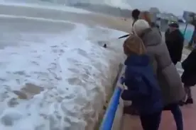 洪水即将到来，女子却站在河道上跳舞，几秒钟后她后悔都来不及了图片