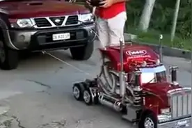 国外土豪用遥控车拖轿车，真不敢相信竟能拖动，动力好强劲！图片