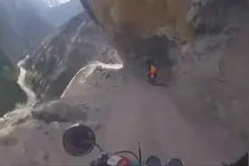 印度小哥悬崖边骑摩托 每个转弯都与死神擦肩而过图片