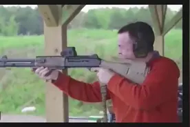 国外射击悲剧瞬间，小男孩都敢玩RPG火箭筒，这个世界太疯狂了图片