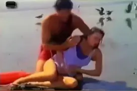 孕妇游泳突然要生了，老公在海滩接生，太厉害了视频封面