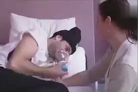 几个外国小哥尝试了一部体验女生姨妈疼的仪器，这酸爽图片